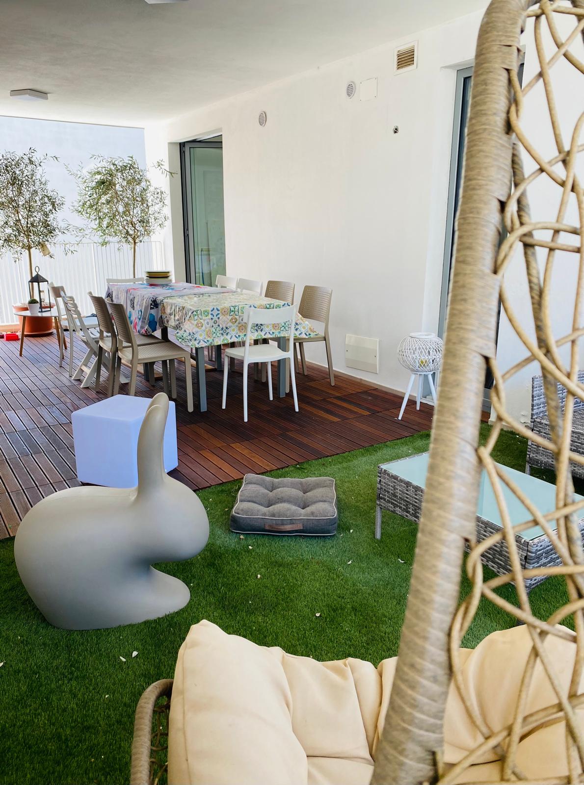 Terrazza a Cagliari con arredo esterno e piante al tramonto