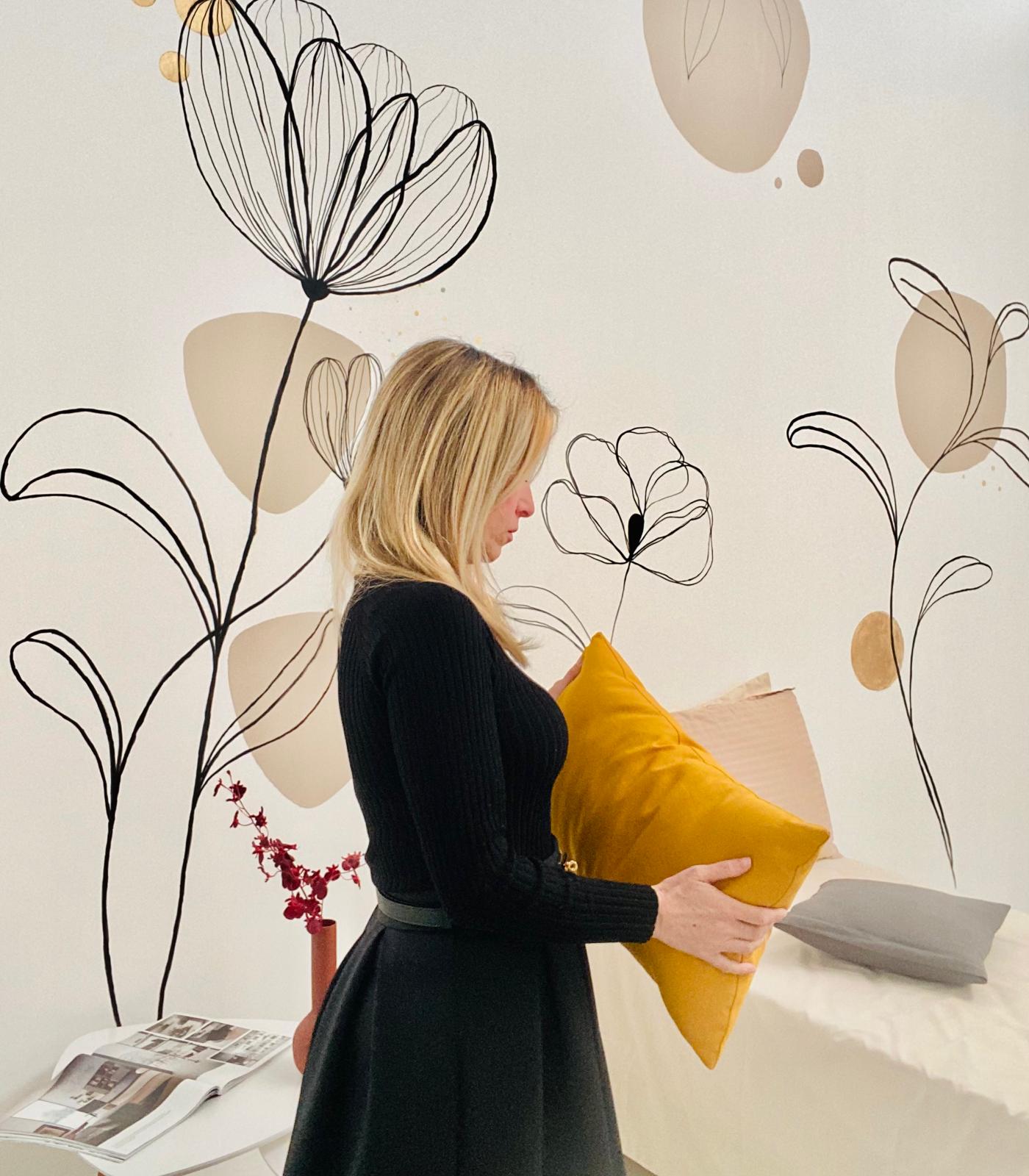 Sara al lavoro - selezione cuscino giallo murale floreale