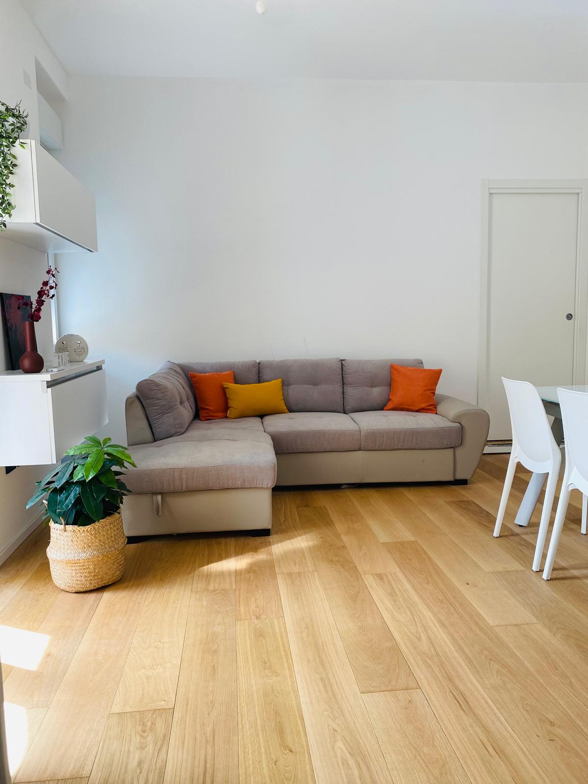 Soggiorno a Cagliari Zona Doglio dopo l'home staging, arredato con toni neutri e tessuti caldi