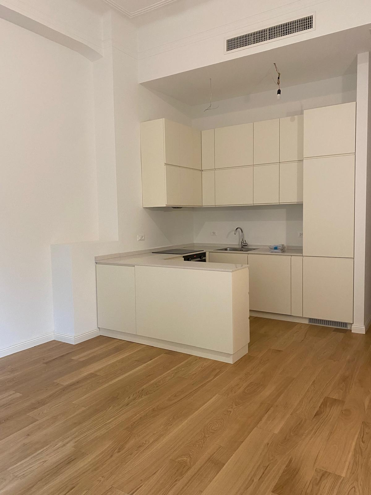 Cucina di Milano prima dell'intervento di home staging, superfici in disordine e ambiente poco invitante