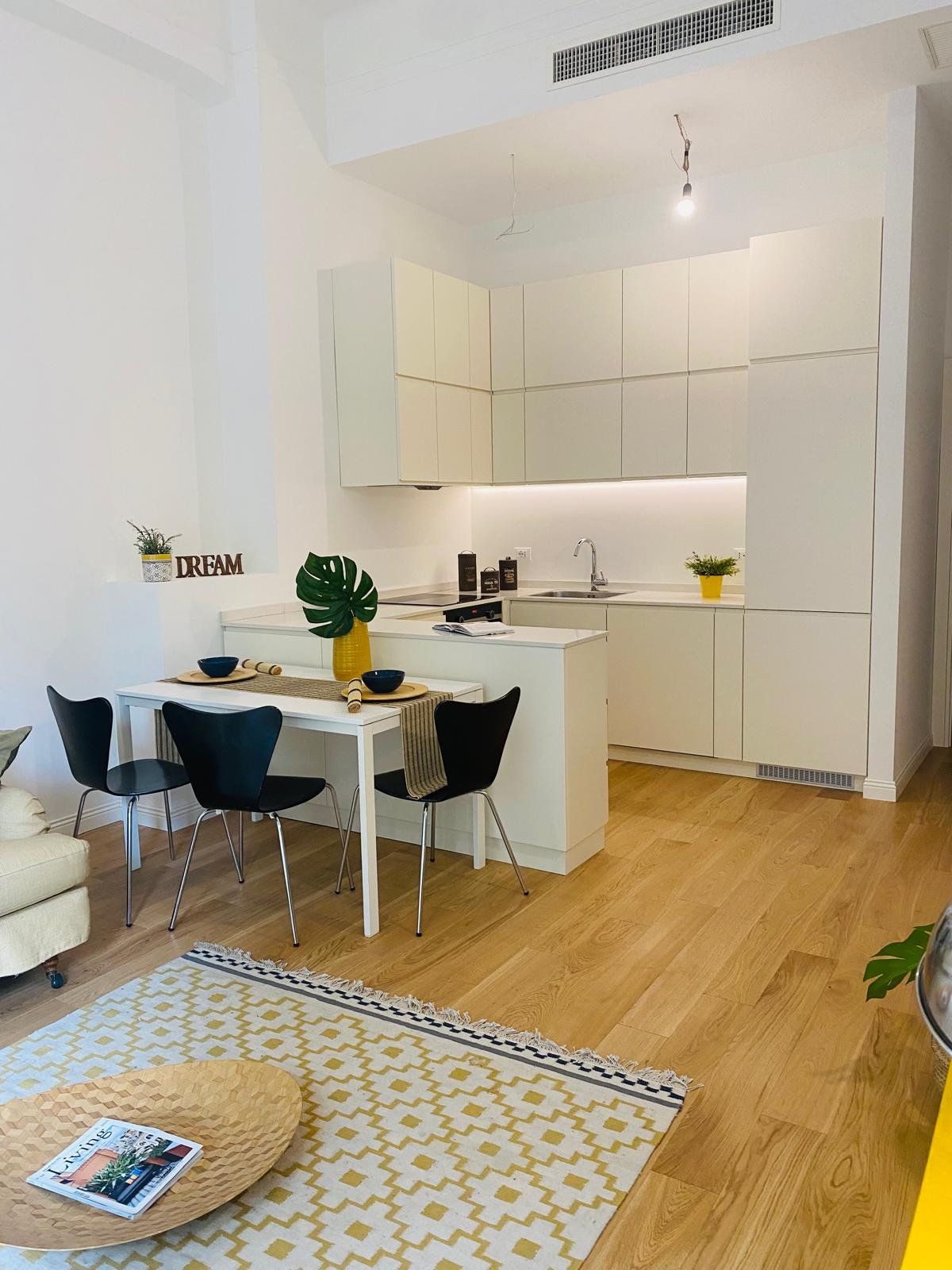 Cucina di Milano dopo l'intervento di home staging, luminosa e ordinata con toni neutri caldi
